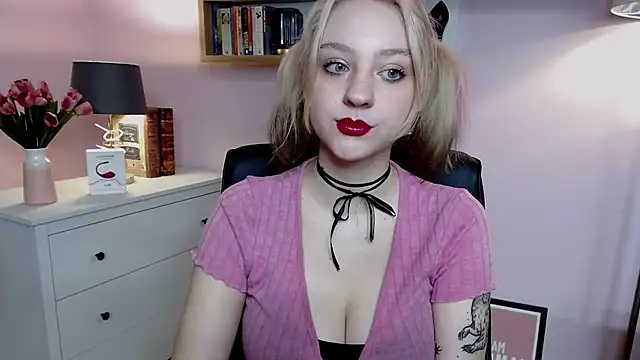 Snapshot of MadelineLust chatting on December 2024 07:44:02 AM MadelineLust online show from December 2024 07:44:02 AM