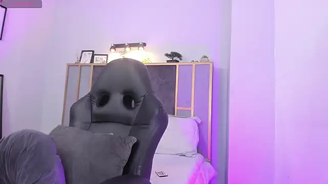 Chloe fischer  online show from March 2026 02:43:01 PM