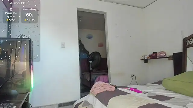 latinaStepmom online show from October 2025 02:07:01 PM