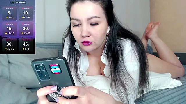 AlexaCruze online show from December 2024 07:06:01 PM