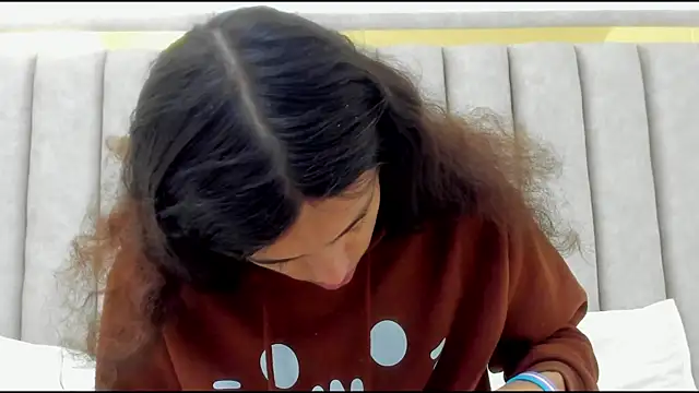 Snapshot of FreyaMoller chatting on December 2025 01:39:02 PM FreyaMoller online show from December 2025 01:39:02 PM