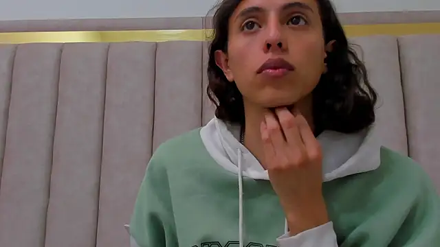 Snapshot of FreyaMoller chatting on October 2025 06:29:02 PM FreyaMoller online show from October 2025 06:29:02 PM