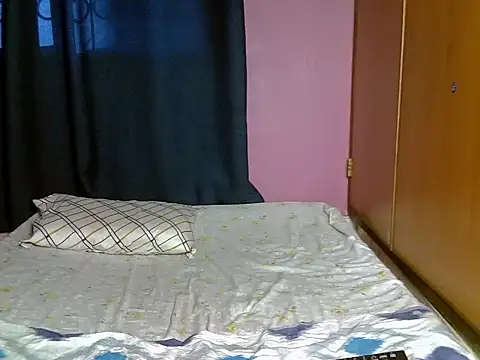 Snapshot of Queen_petite_ chatting on July 2026 04:40:02 AM Queen petite online show from July 2026 04:40:02 AM
