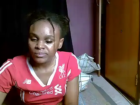 Snapshot of Queen_petite_ chatting on June 2026 04:52:01 AM Queen petite online show from June 2026 04:52:01 AM