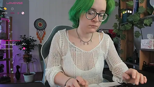 Snapshot of alisahug chatting on February 2025 04:32:02 AM alisahug online show from February 2025 04:32:02 AM