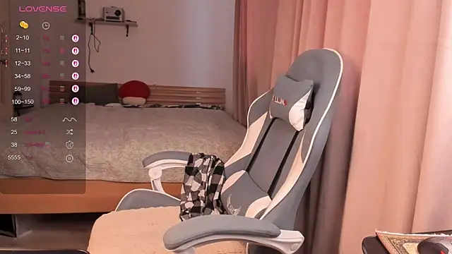 Snapshot of alisahug chatting on November 2025 08:25:01 AM alisahug online show from November 2025 08:25:01 AM