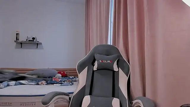 Snapshot of alisahug chatting on November 2025 08:14:01 AM alisahug online show from November 2025 08:14:01 AM