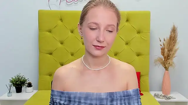 Snapshot of LolaWilsons chatting on April 2026 07:21:02 AM LolaWilsons online show from April 2026 07:21:02 AM