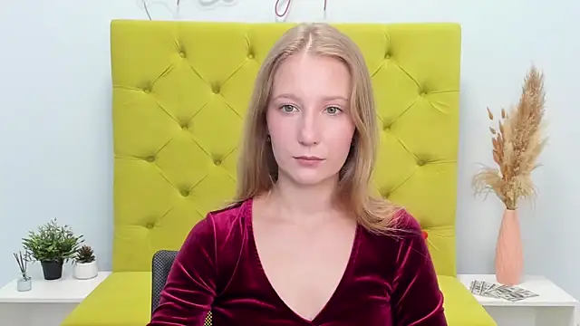 Snapshot of LolaWilsons chatting on April 2026 08:20:02 AM LolaWilsons online show from April 2026 08:20:02 AM