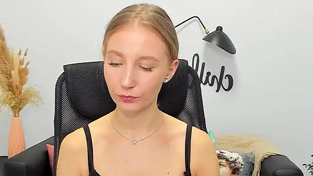 LolaWilsons online show from March 2025 12:24:02 PM