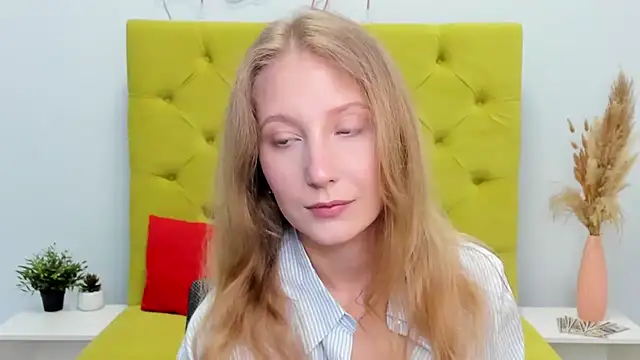 Snapshot of LolaWilsons chatting on April 2026 06:20:02 AM LolaWilsons online show from April 2026 06:20:02 AM