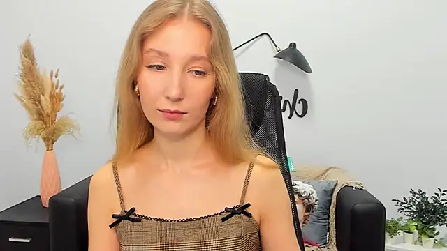 LolaWilsons online show from March 2025 08:00:01 AM