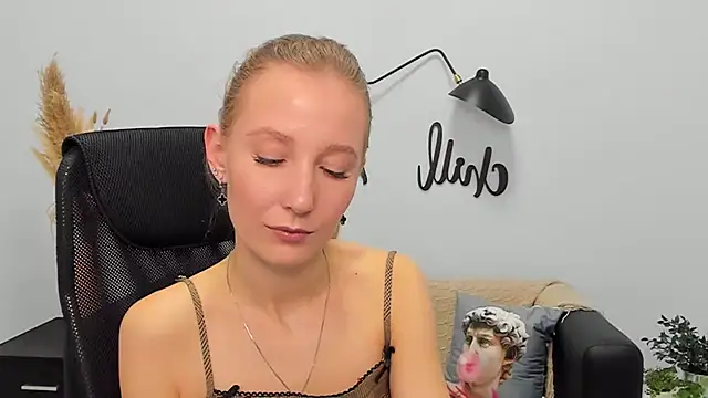 LolaWilsons online show from March 2025 12:28:01 PM