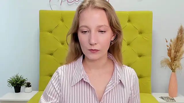 Snapshot of LolaWilsons chatting on March 2026 07:17:01 AM LolaWilsons online show from March 2026 07:17:01 AM