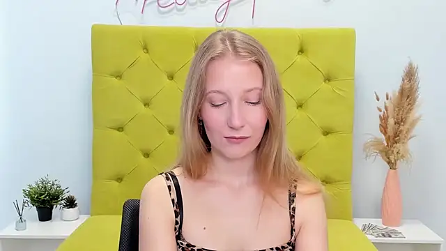 Snapshot of LolaWilsons chatting on April 2026 06:25:02 AM LolaWilsons online show from April 2026 06:25:02 AM