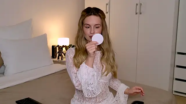 RozzitaBedberry online show from December 2025 12:18:02 PM