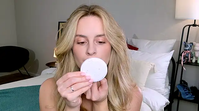 RozzitaBedberry online show from October 2025 01:23:01 PM