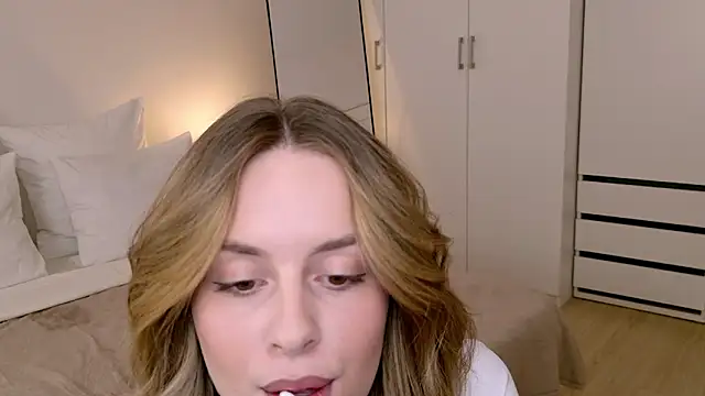 RozzitaBedberry online show from February 2026 03:00:01 PM