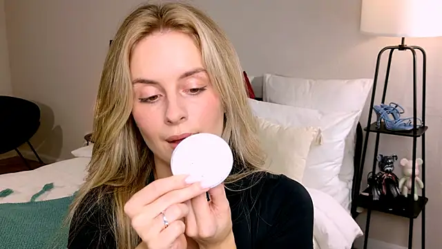 RozzitaBedberry online show from September 2025 03:05:01 PM