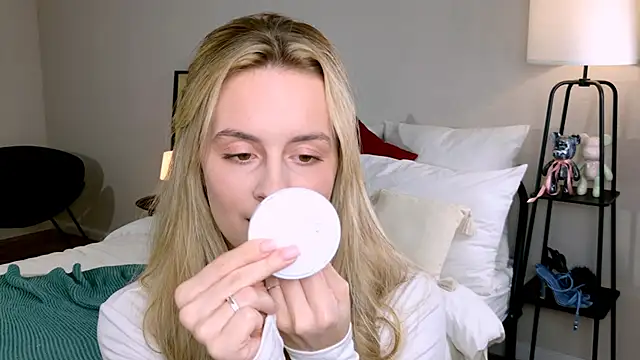 RozzitaBedberry online show from October 2025 01:19:01 PM