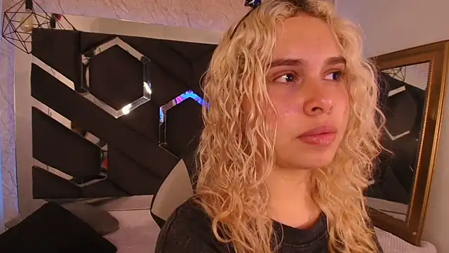 Haelycute online show from November 2025 09:09:01 PM