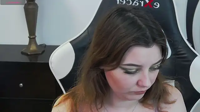 pretty little thing online show from April 2026 06:45:01 PM