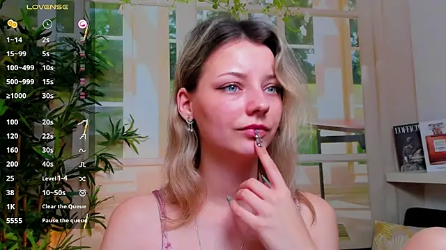 Snapshot of pretty_little_thing chatting on January 2025 12:18:01 AM pretty little thing online show from January 2025 12:18:01 AM