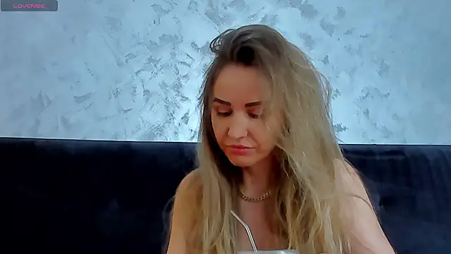 3lla Rose online show from February 2026 08:00:02 PM