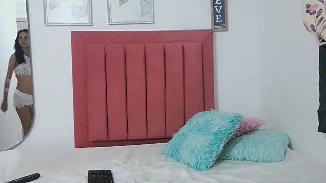 Sophie and andress online show from April 2026 01:45:01 AM