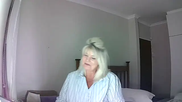 Snapshot of Miahotmilf chatting on December 2024 06:29:01 PM Miahotmilf online show from December 2024 06:29:01 PM