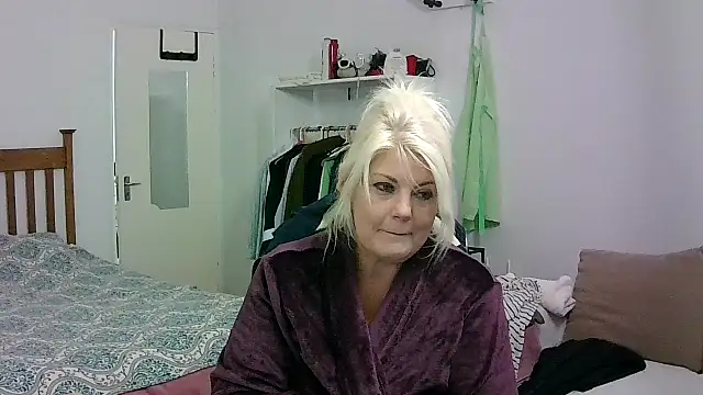 Snapshot of Miahotmilf chatting on May 2026 05:05:01 PM Miahotmilf online show from May 2026 05:05:01 PM