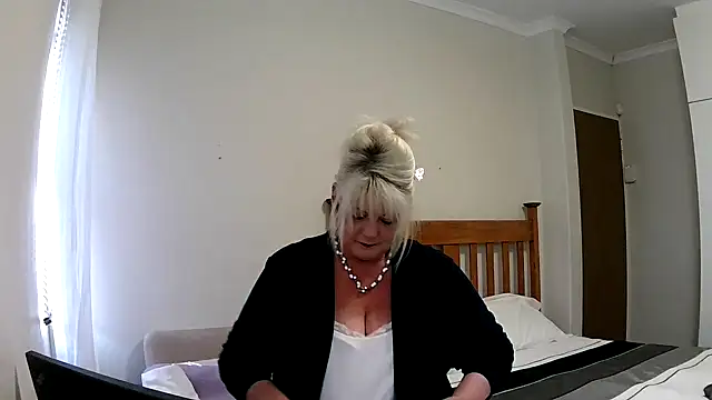 Snapshot of Miahotmilf chatting on December 2024 05:48:01 PM Miahotmilf online show from December 2024 05:48:01 PM