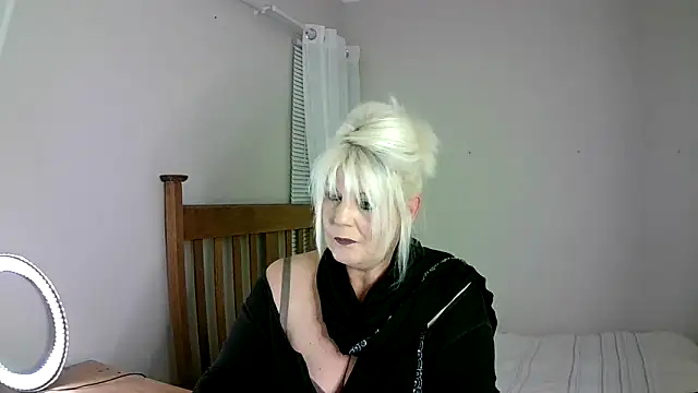 Snapshot of Miahotmilf chatting on February 2025 07:35:02 PM Miahotmilf online show from February 2025 07:35:02 PM