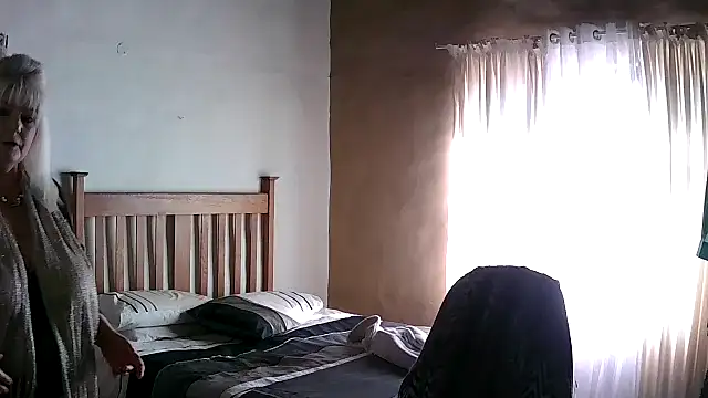 Miahotmilf online show from November 2025 01:38:01 PM