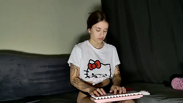 Snapshot of MazzyDoll chatting on October 2025 01:33:02 PM MazzyDoll online show from October 2025 01:33:02 PM