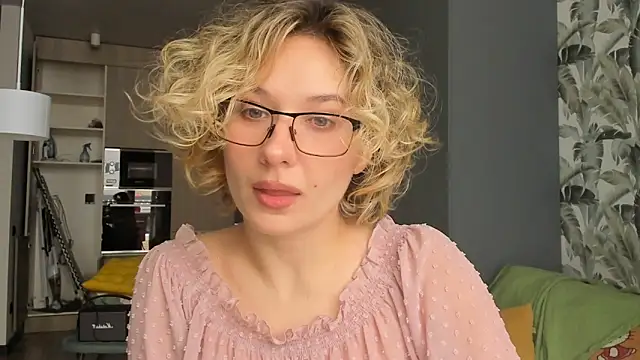 Lilith lutherlow online show from February 2026 01:11:02 PM