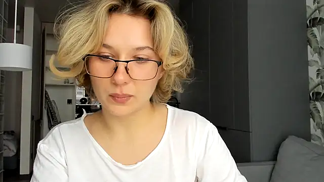 Lilith lutherlow online show from January 2026 01:27:01 PM