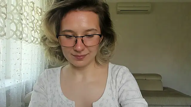 Lilith lutherlow online show from May 2026 01:09:01 PM