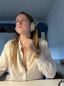 Snapshot of squirty_flirty chatting on February 2025 03:20:01 PM squirty flirty online show from February 2025 03:20:01 PM