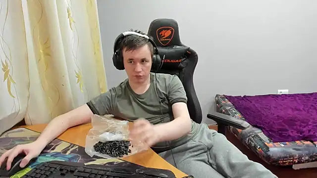 iliaskrislove online show from December 2025 09:04:01 PM