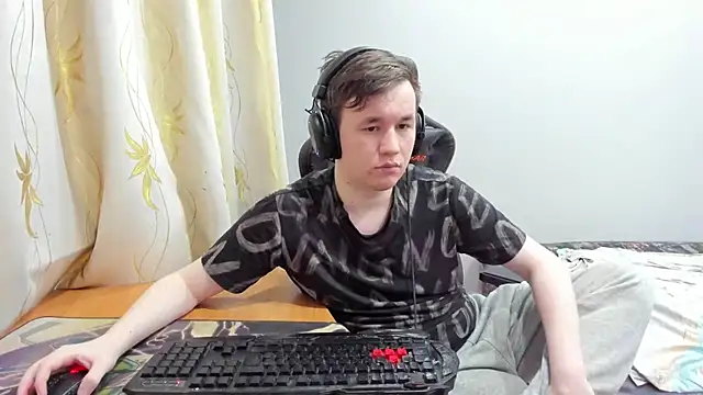 iliaskrislove online show from June 2026 09:01:01 PM
