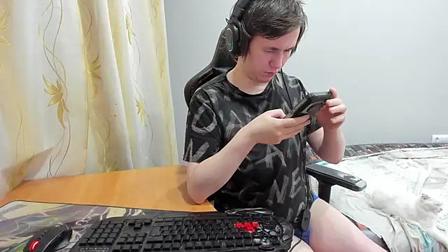 iliaskrislove online show from April 2026 05:47:01 PM