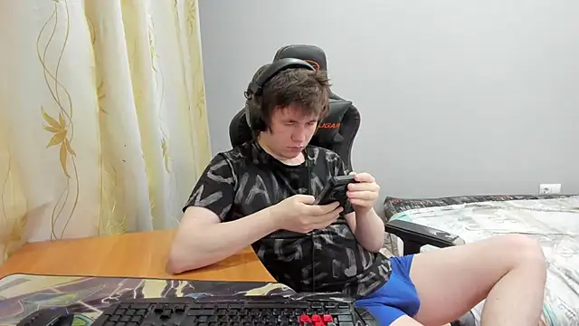 iliaskrislove online show from April 2026 09:54:01 PM