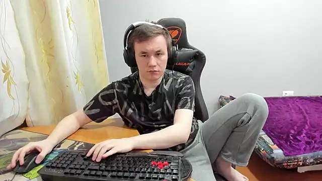 iliaskrislove online show from December 2025 10:43:01 PM