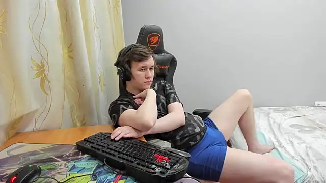 iliaskrislove online show from April 2026 06:25:02 PM