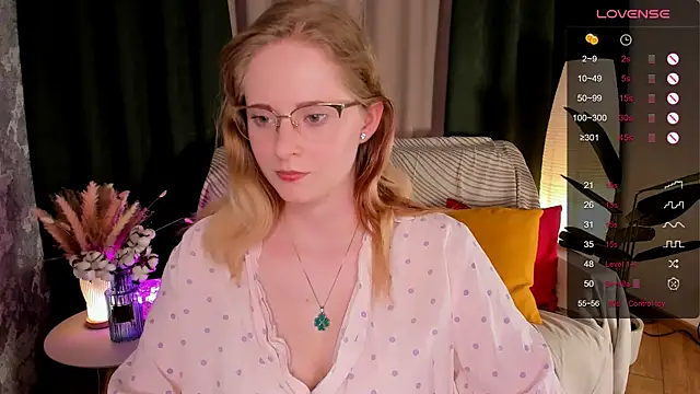 Snapshot of Aemilia_ chatting on June 2026 08:33:02 AM Aemilia online show from June 2026 08:33:02 AM