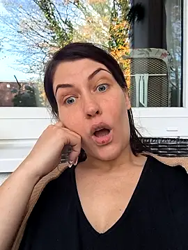 Snapshot of Linalicious chatting on November 2025 02:21:02 PM Linalicious online show from November 2025 02:21:02 PM