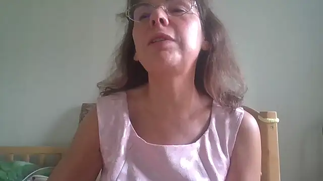 Snapshot of HollyJewel chatting on October 2025 11:55:02 AM HollyJewel online show from October 2025 11:55:02 AM