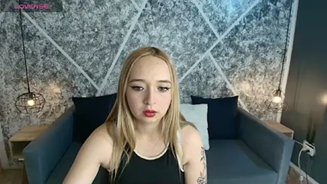 Liaroberts1 online show from July 2026 01:51:01 PM
