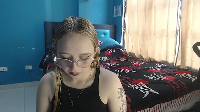 Liaroberts1 online show from September 2025 11:59:02 AM